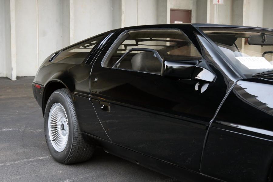 Детали экстерьера DeLorean DMC-12 in Black 1981 года  (фото 45 из 207)